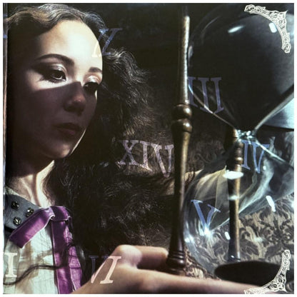 LAUFEY - A MATTER OF TIME (INDIE EXCLUSIVE AUTUMN EDITION) (ROUGE VINYL)(WITH BONUS 7" VINYL) (PHOTO CARD) | VINILO